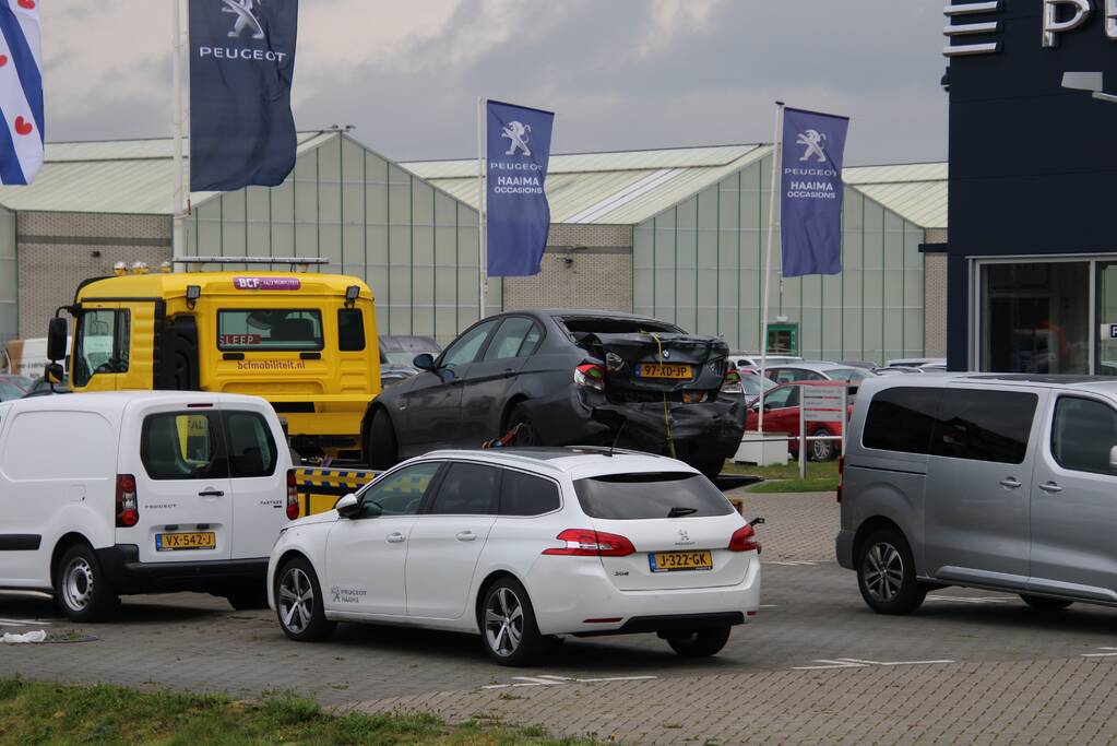 Vrachtwagen met trailer botst op auto
