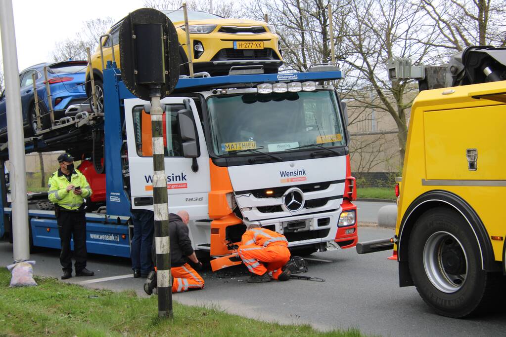 Vrachtwagen met trailer botst op auto