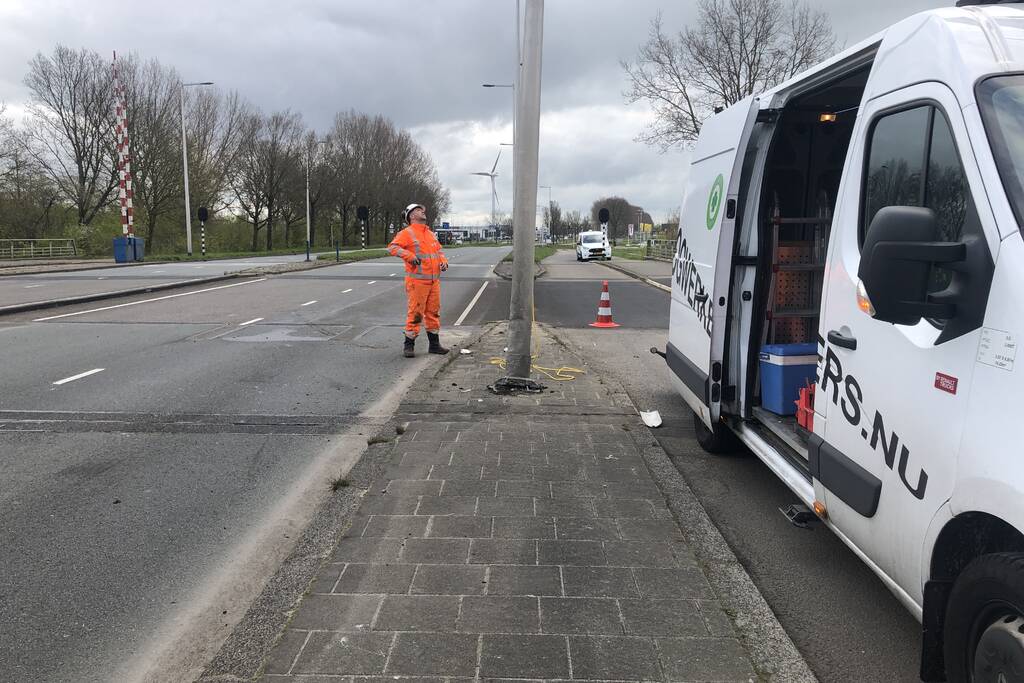 Vrachtwagen met trailer botst op auto