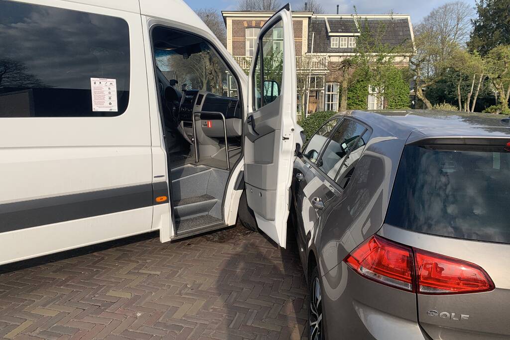 Bestelbus en auto botsen op kruising