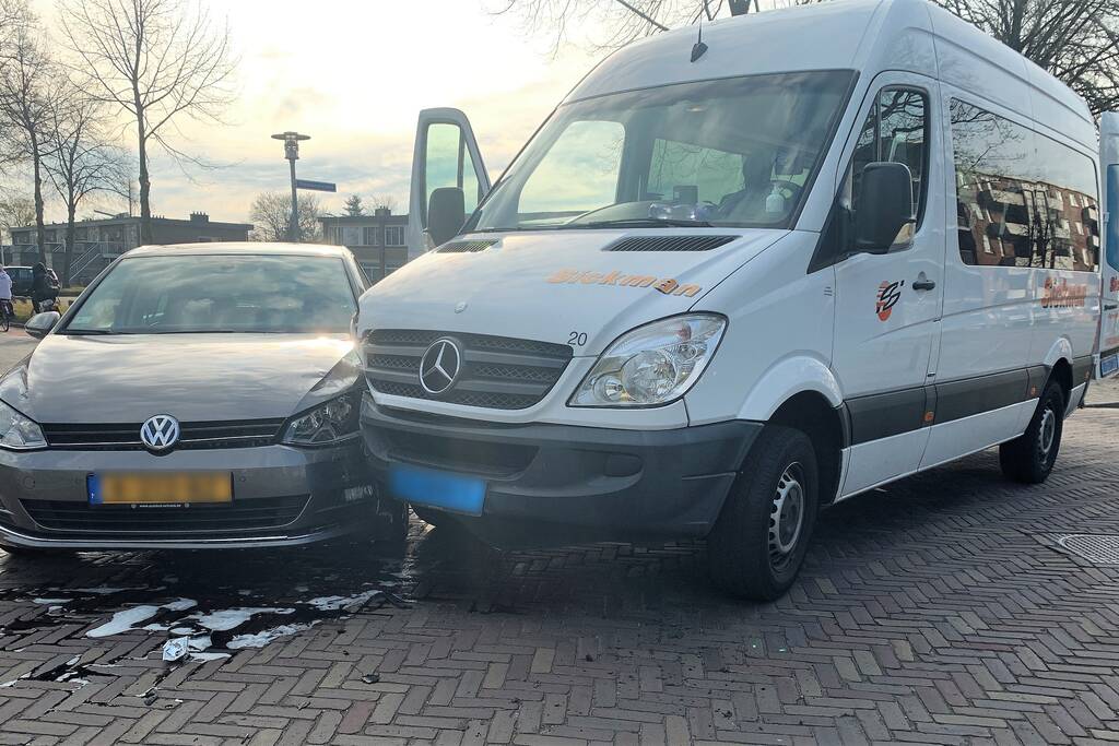Bestelbus en auto botsen op kruising