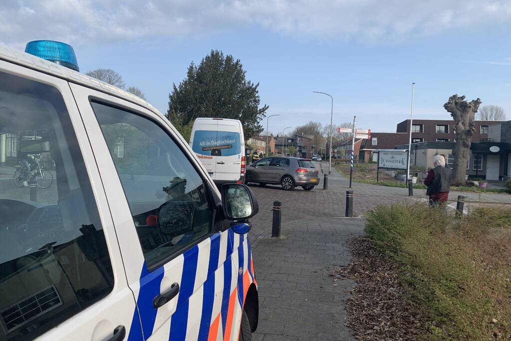 Bestelbus en auto botsen op kruising