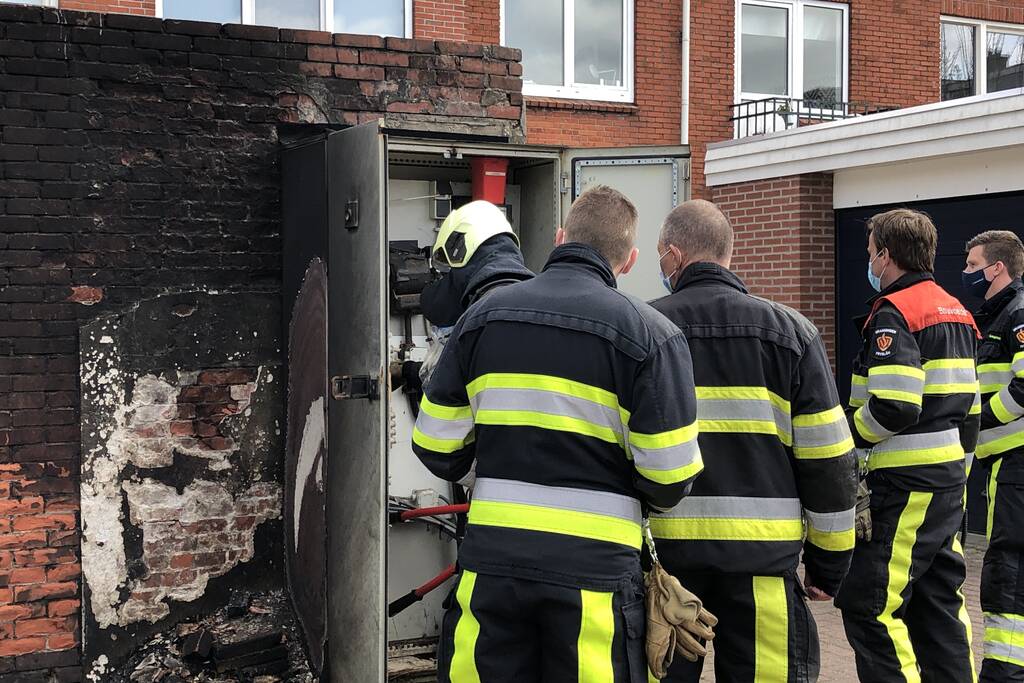 Matras naast stroomkast geblust door omstanders