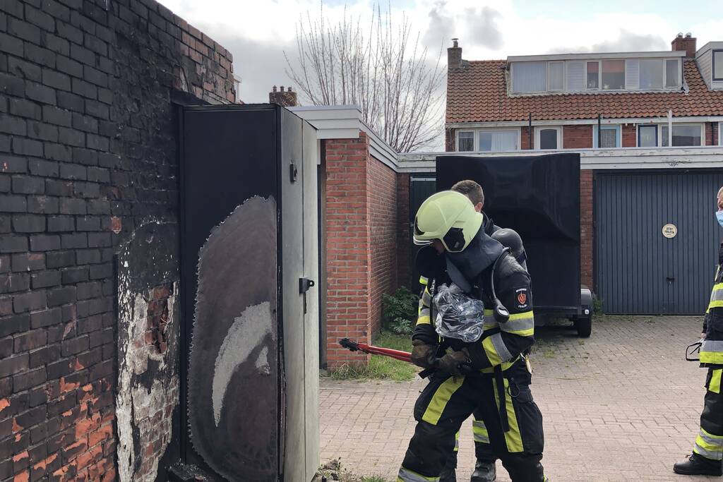 Matras naast stroomkast geblust door omstanders