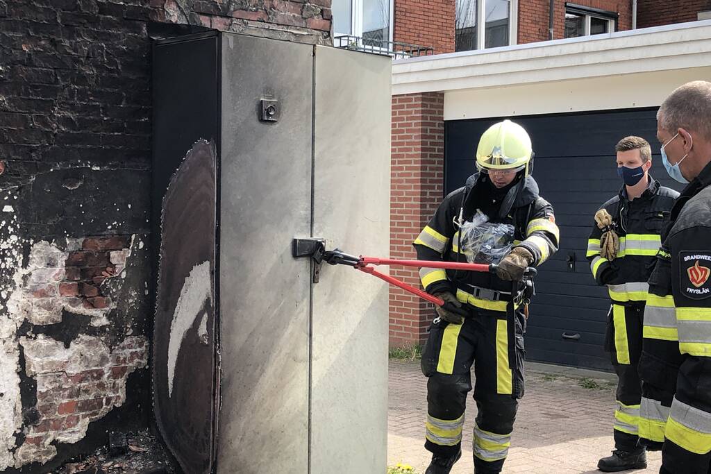 Matras naast stroomkast geblust door omstanders