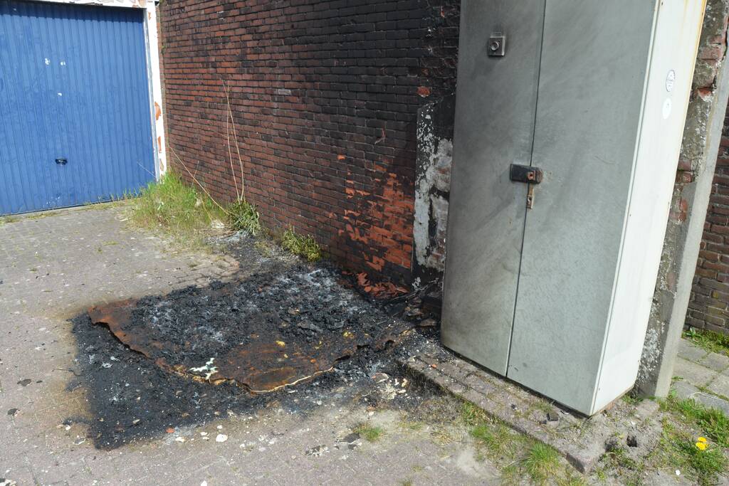 Matras naast stroomkast geblust door omstanders