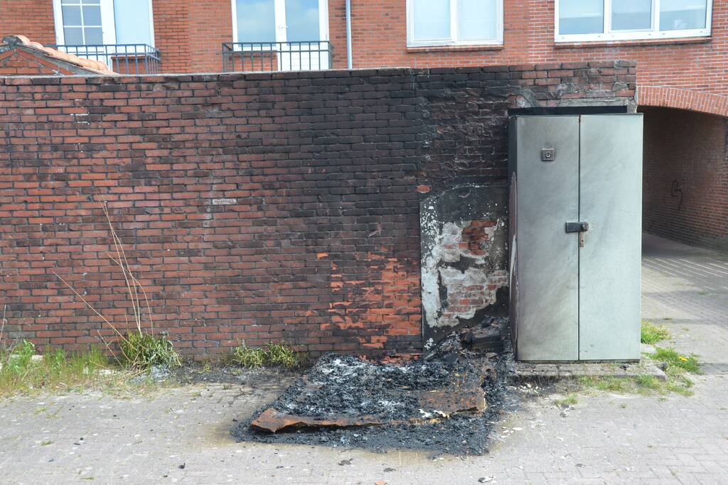 Matras naast stroomkast geblust door omstanders