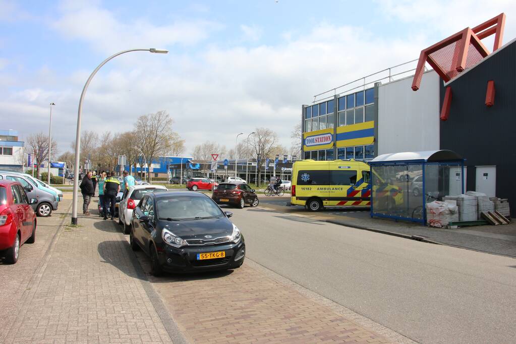 Fietsster gewond bij aanrijding met auto