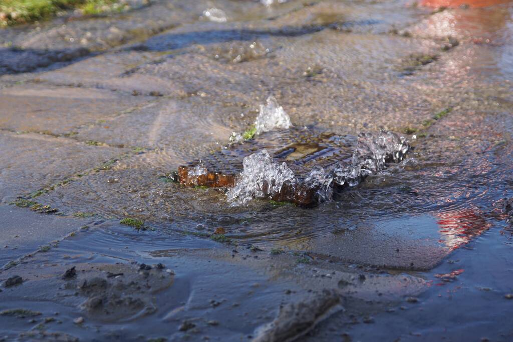 Voetpad verzakt langzaam door waterlekkage