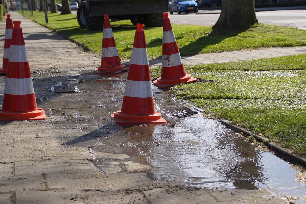 Voetpad verzakt langzaam door waterlekkage