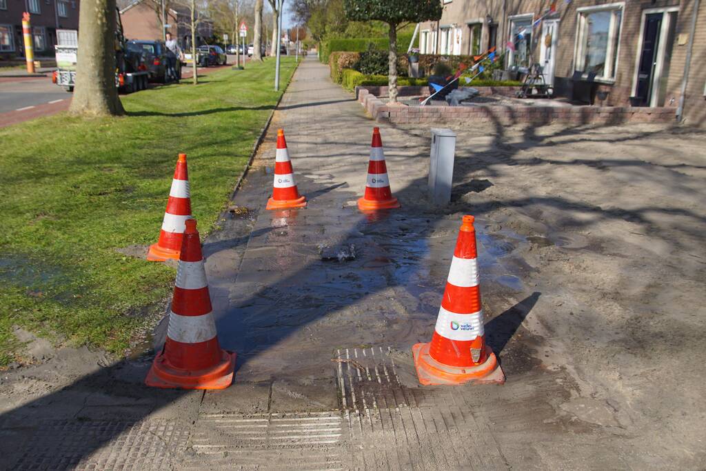 Voetpad verzakt langzaam door waterlekkage