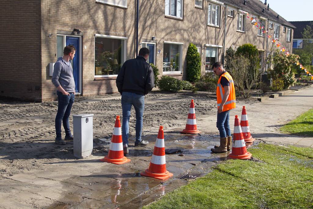 Voetpad verzakt langzaam door waterlekkage