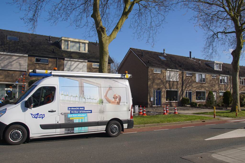 Voetpad verzakt langzaam door waterlekkage