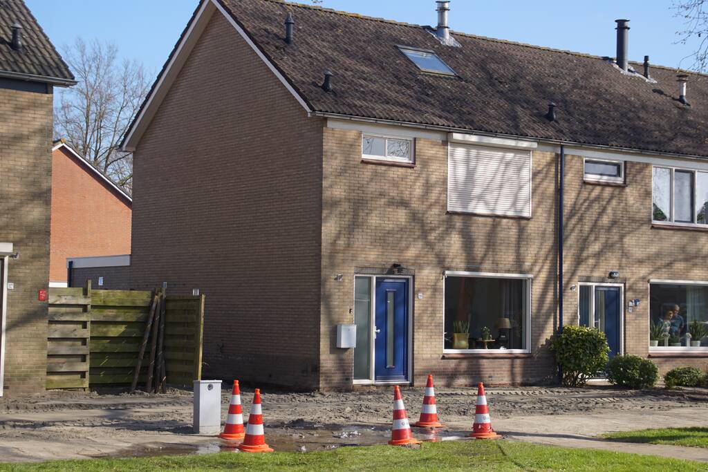 Voetpad verzakt langzaam door waterlekkage