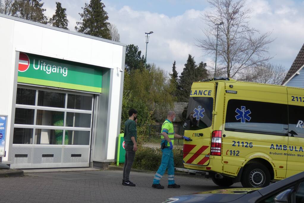 Maaltijdbezorger geholpen door ambulancepersoneel na val