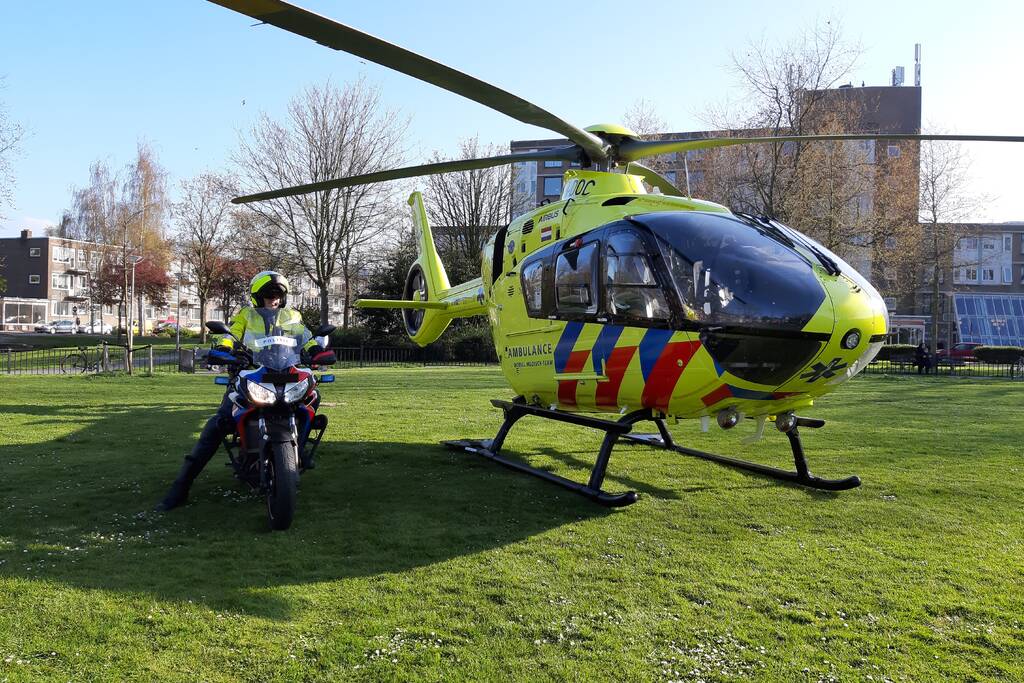 Traumahelikopter landt voor gewond persoon