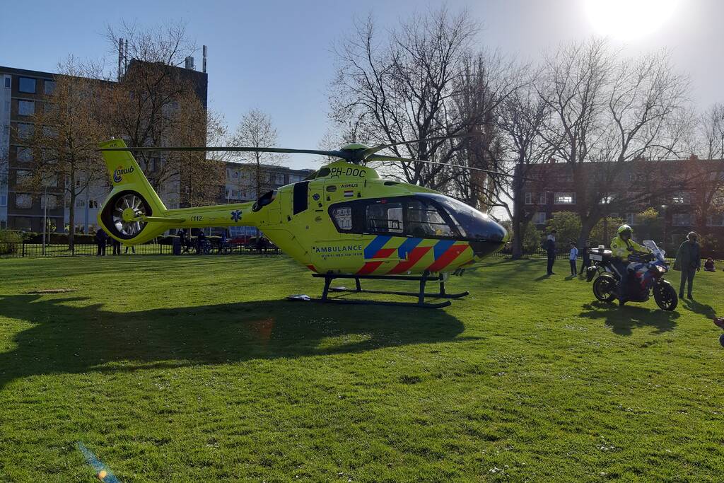 Traumahelikopter landt voor gewond persoon