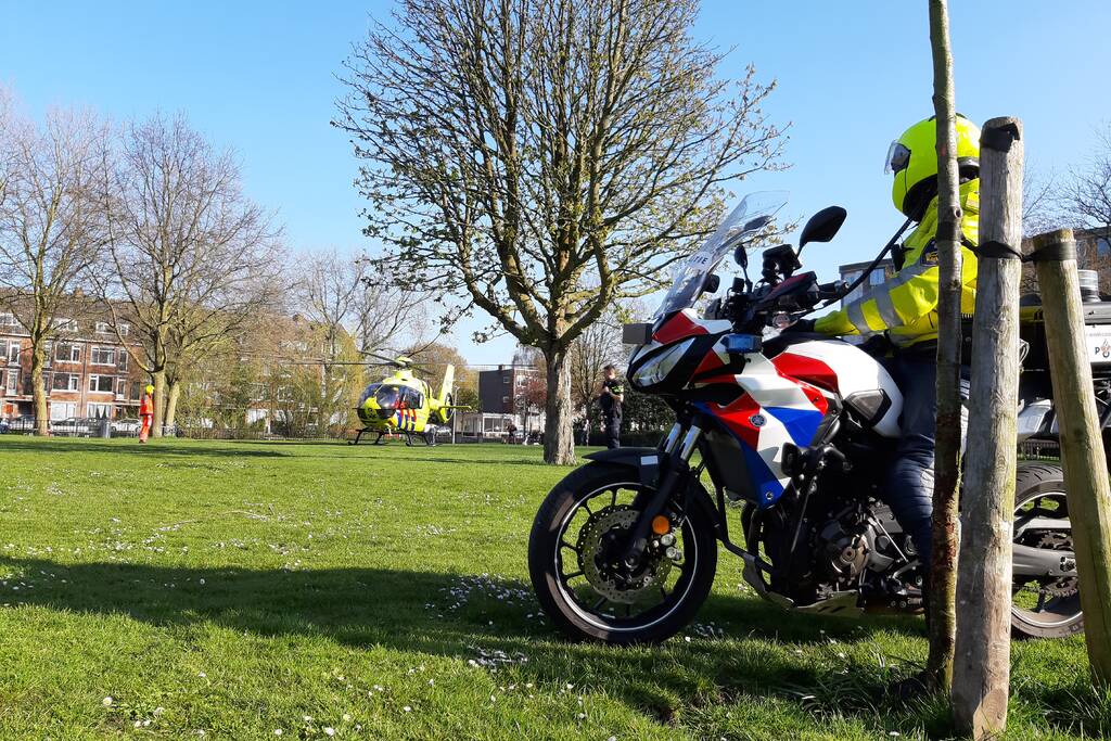 Traumahelikopter landt voor gewond persoon