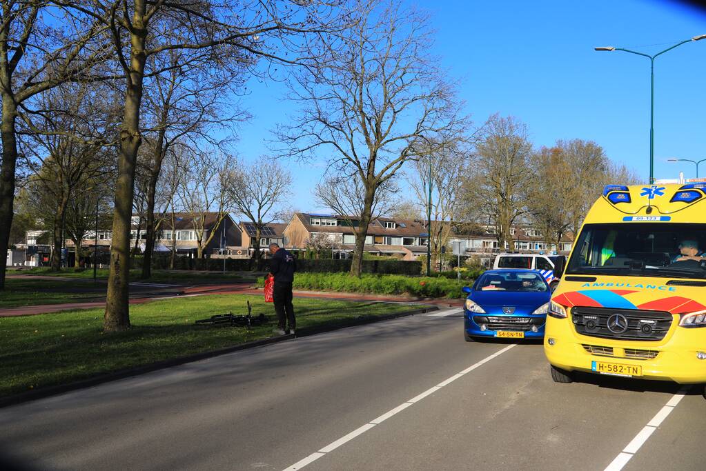 Vrouw op e-bike gewond bij aanrijding