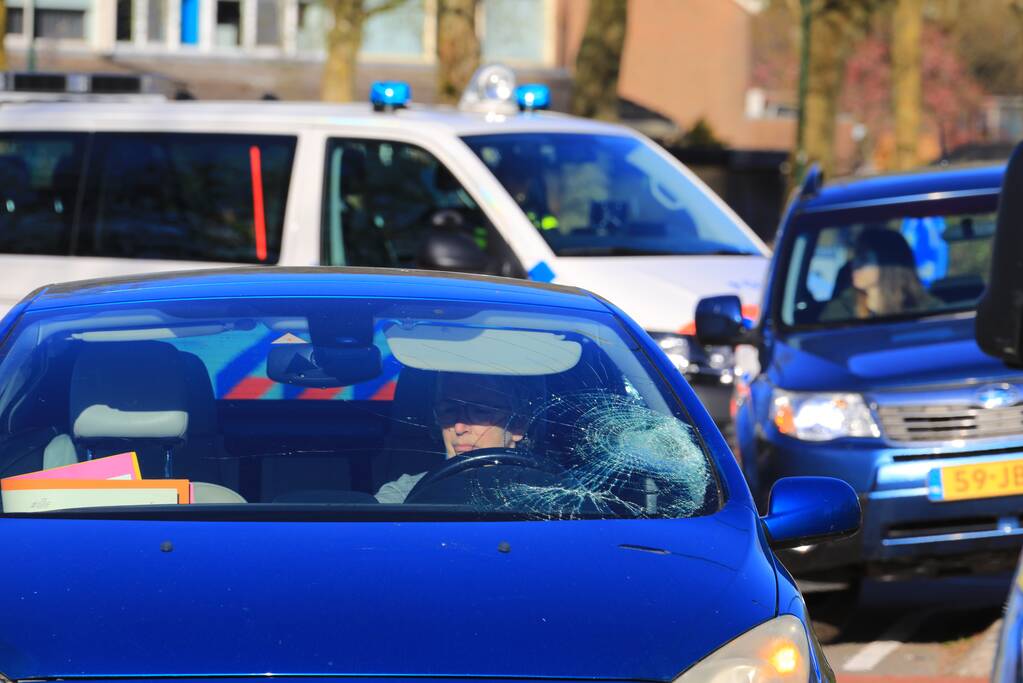 Vrouw op e-bike gewond bij aanrijding