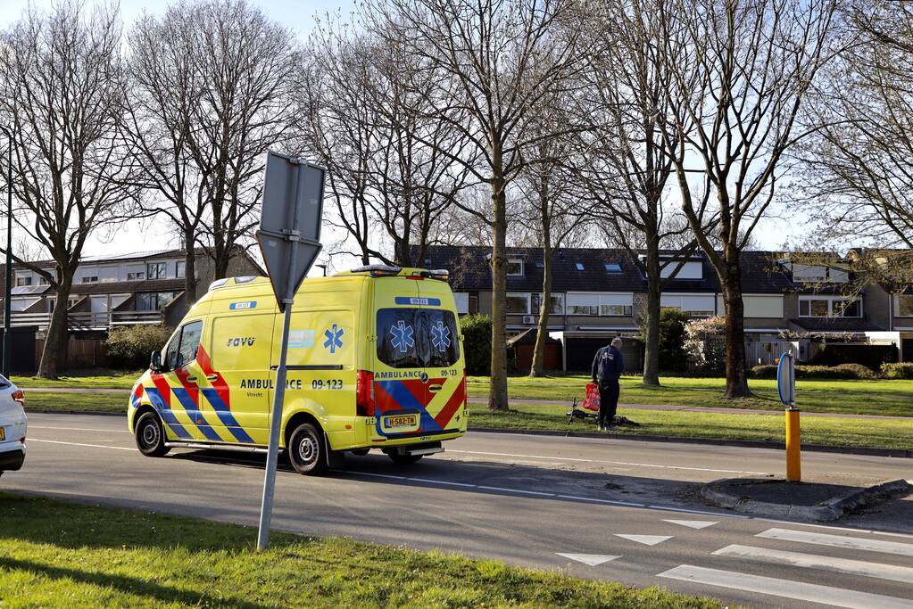 Vrouw op e-bike gewond bij aanrijding