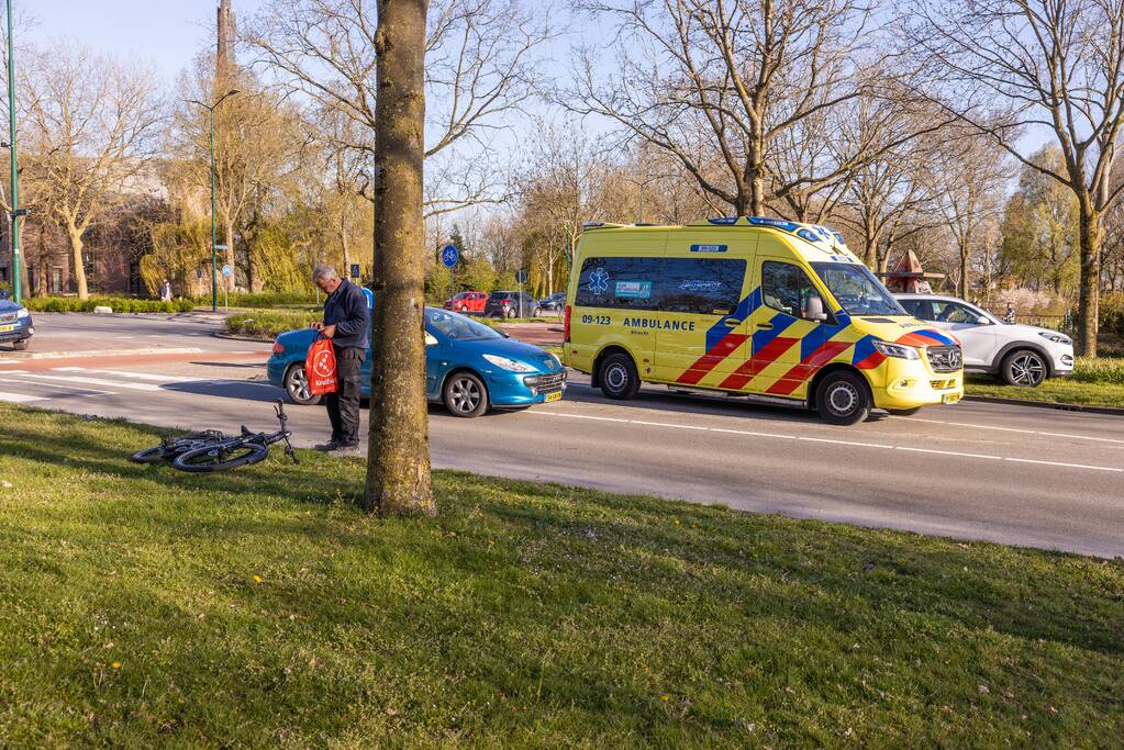 Vrouw op e-bike gewond bij aanrijding
