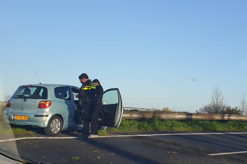 Auto botst tegen vangrail aan