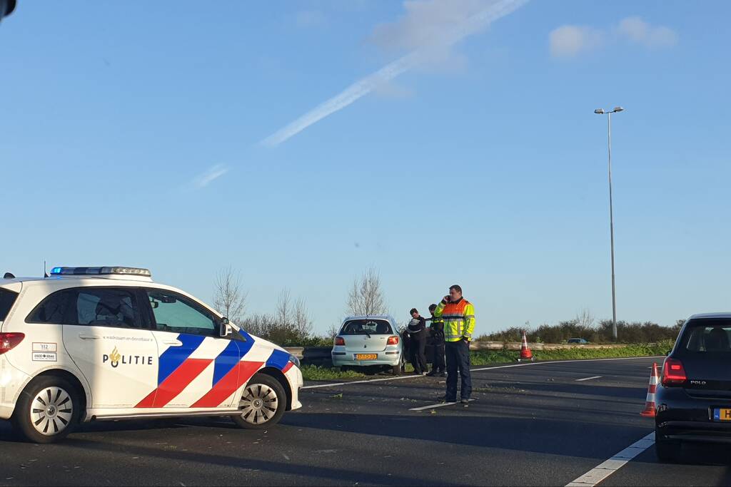 Auto botst tegen vangrail aan
