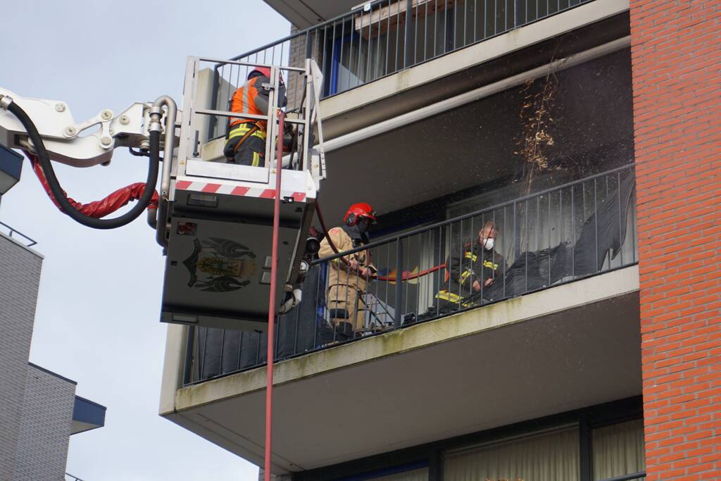 Bankje vat vlam op balkon