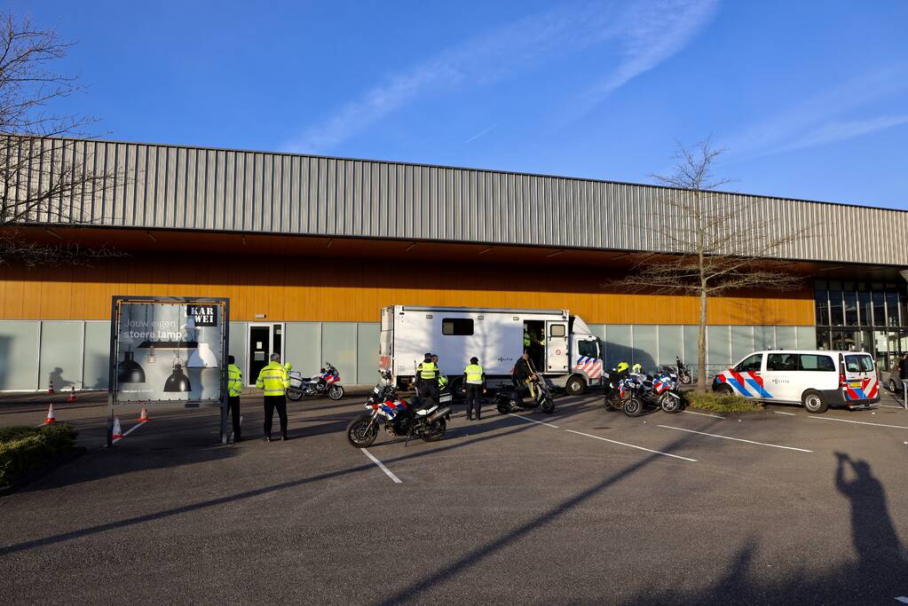 Grote politie controle op parkeerterrein