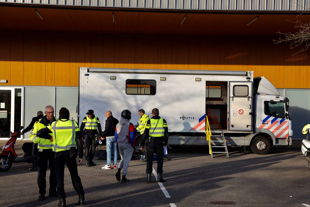Grote politie controle op parkeerterrein