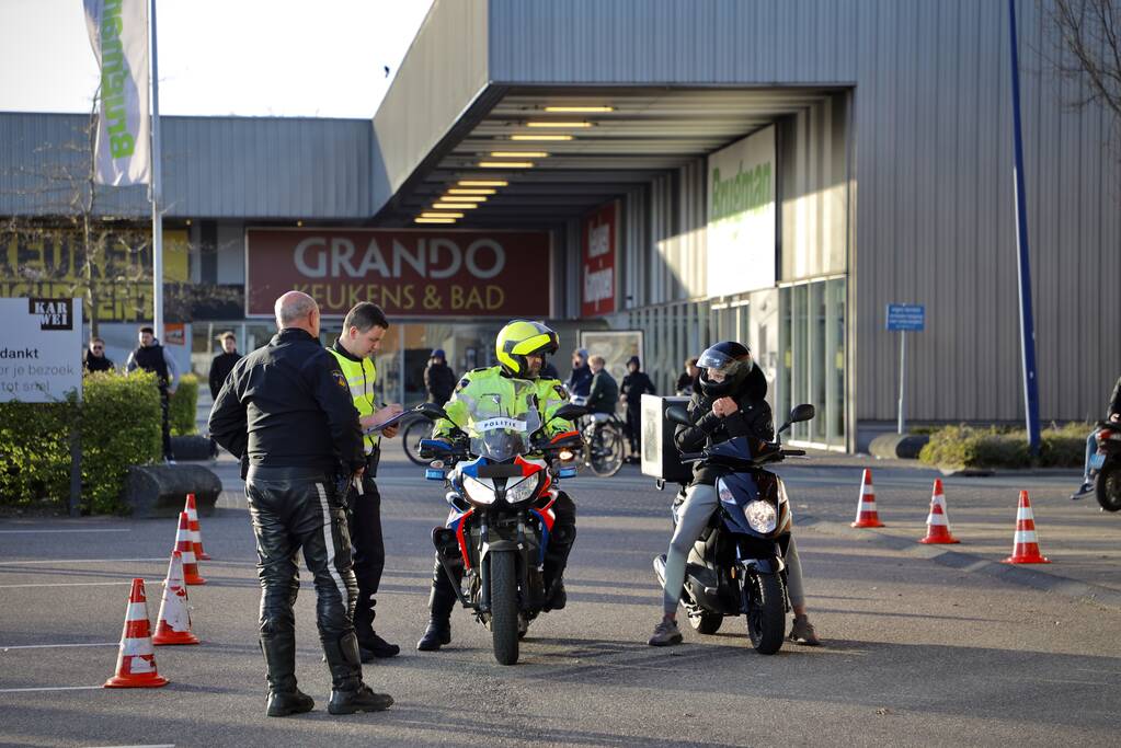 Grote politie controle op parkeerterrein