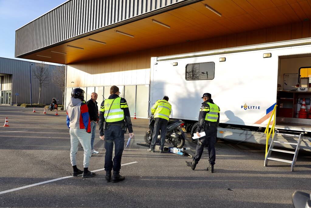 Grote politie controle op parkeerterrein