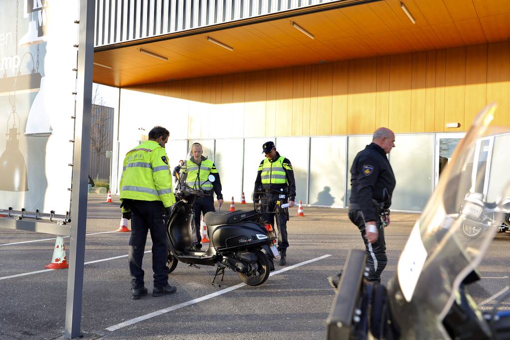Grote politie controle op parkeerterrein