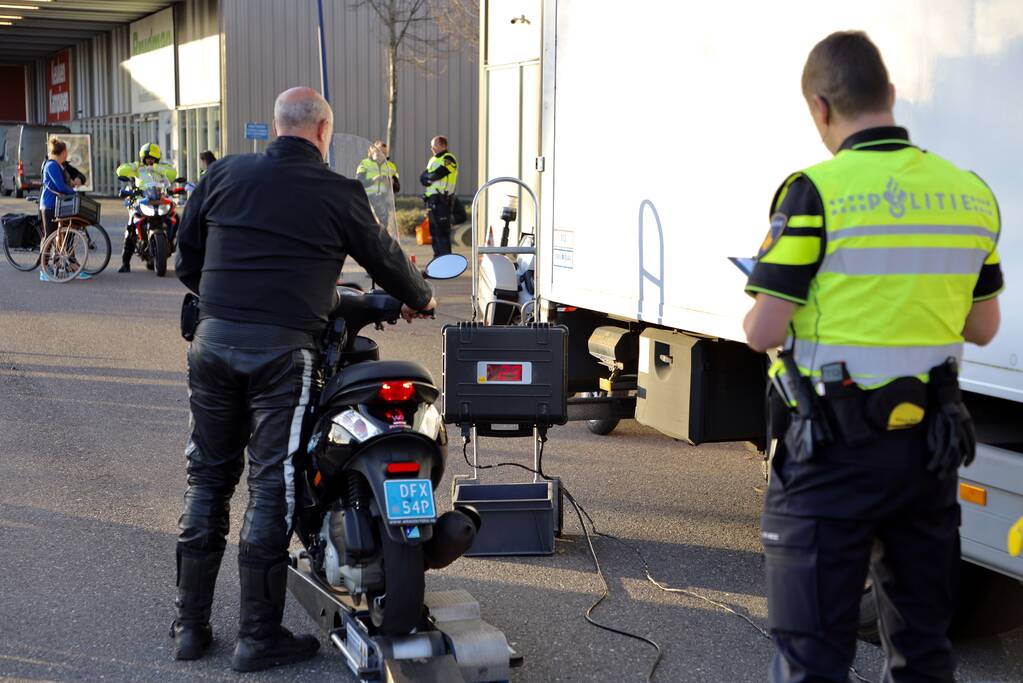 Grote politie controle op parkeerterrein
