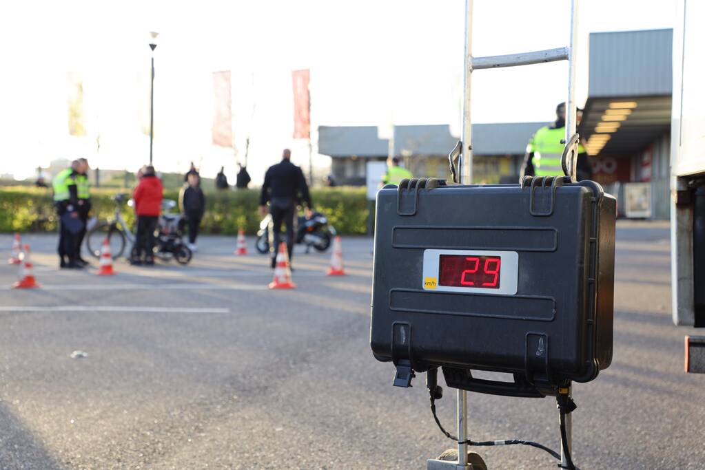 Grote politie controle op parkeerterrein