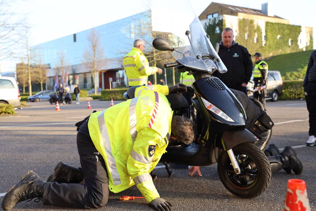 Grote politie controle op parkeerterrein