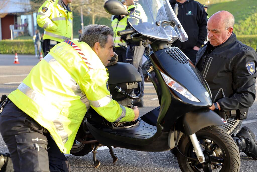 Grote politie controle op parkeerterrein