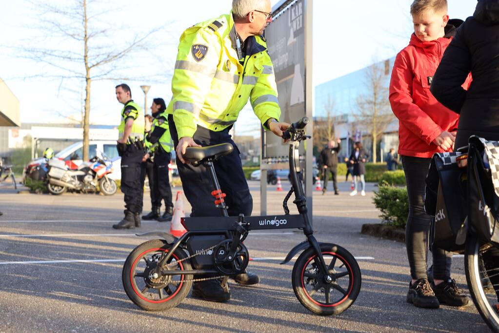 Grote politie controle op parkeerterrein