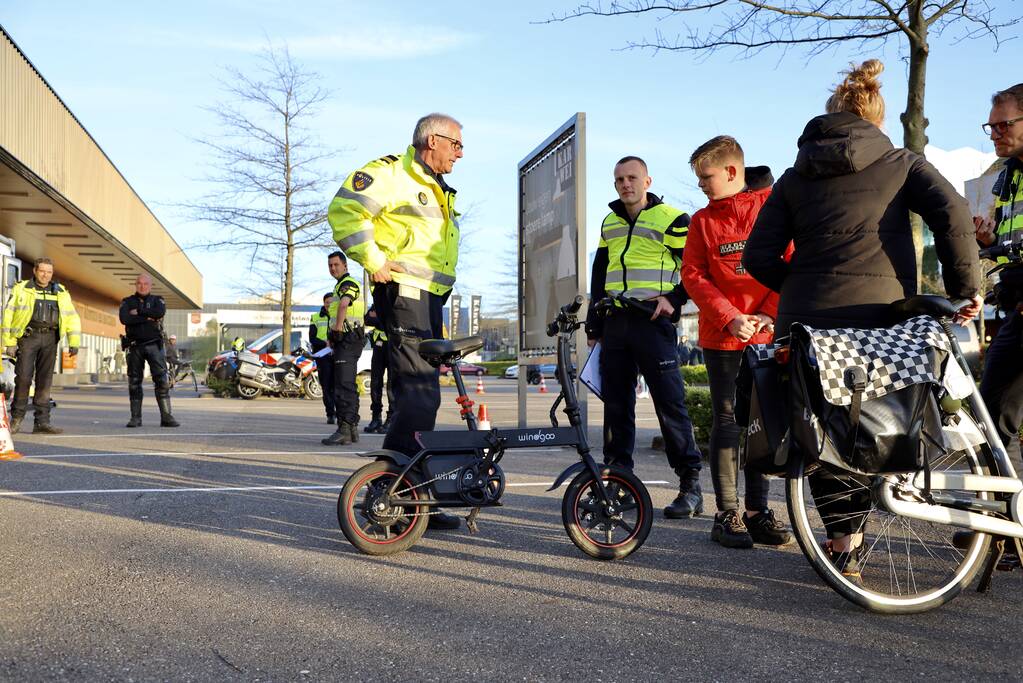 Grote politie controle op parkeerterrein