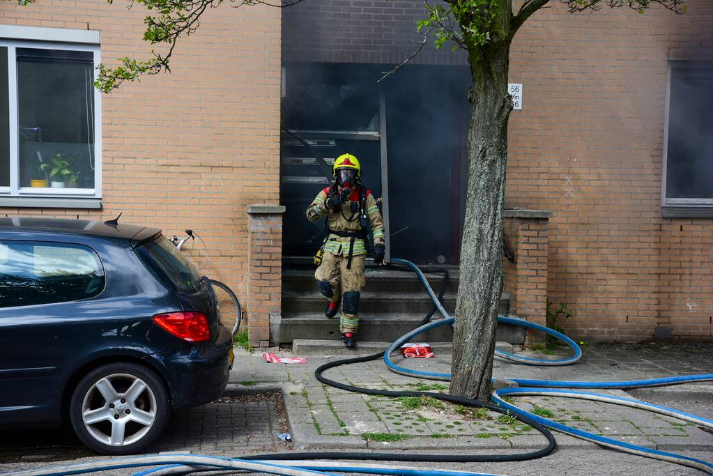Meerdere bewoners door brand opgesloten in woningen