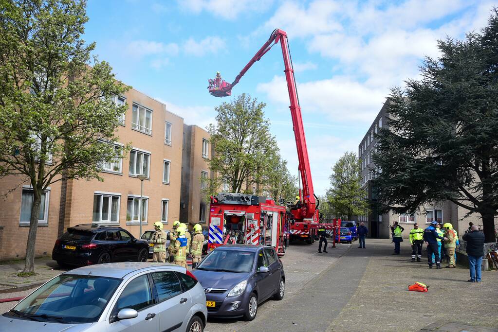 Meerdere bewoners door brand opgesloten in woningen