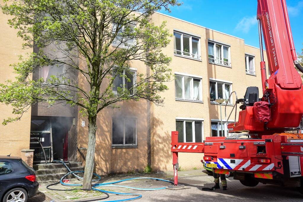 Meerdere bewoners door brand opgesloten in woningen