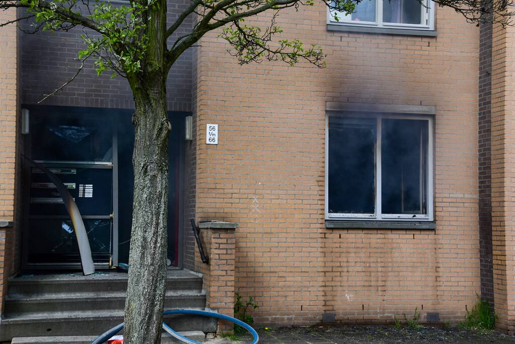 Meerdere bewoners door brand opgesloten in woningen