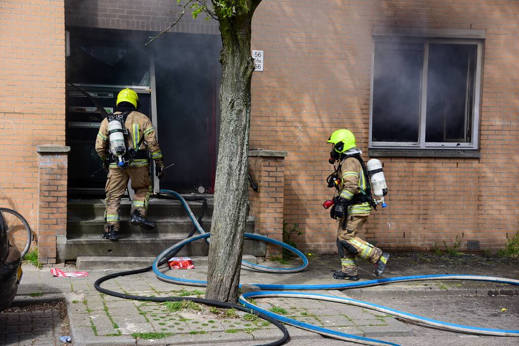 Meerdere bewoners door brand opgesloten in woningen