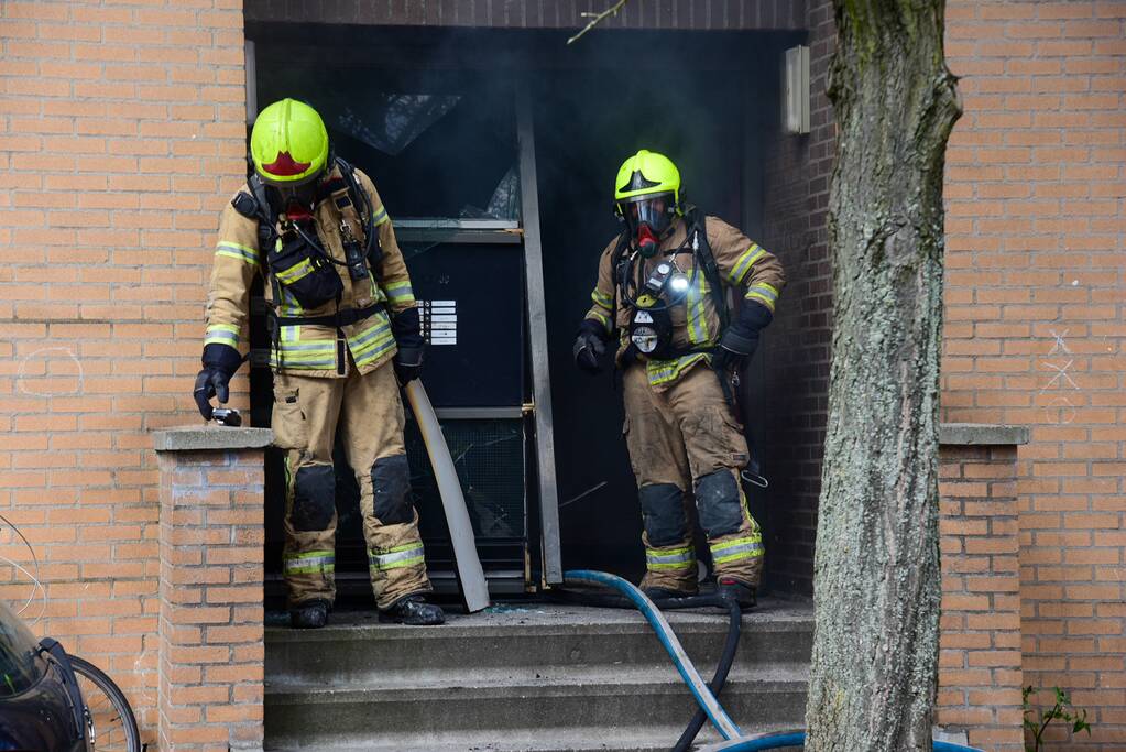 Meerdere bewoners door brand opgesloten in woningen