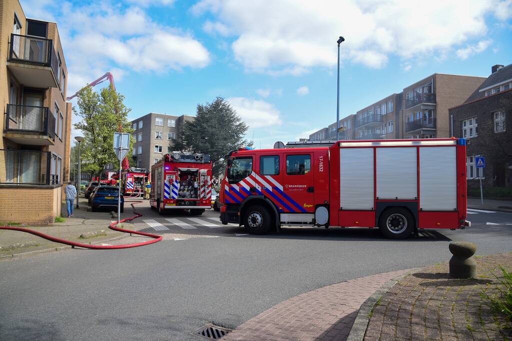 Meerdere bewoners door brand opgesloten in woningen