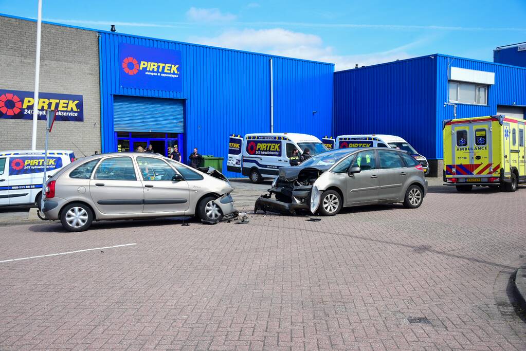 Flinke schade bij botsing op bedrijventerrein