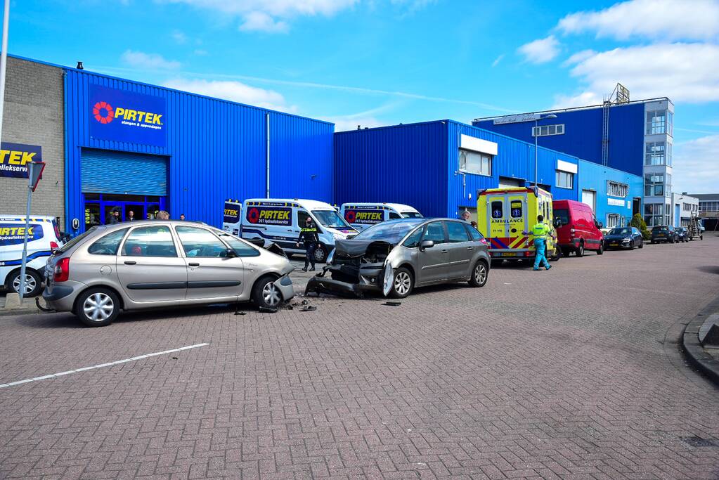 Flinke schade bij botsing op bedrijventerrein