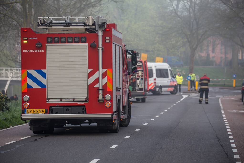 Automobilist overleden na botsing tegen boom
